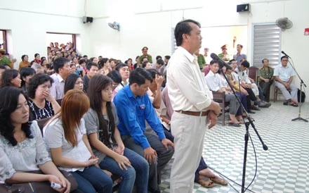 Trực tiếp phiên xử vụ án nhà báo Hoàng Hùng- phần 1: Bà Liễu bị chồng đánh trước khi đốt chồng? ảnh 15