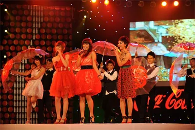 Bộ ba Thu Thủy - Phương Vy và Trà My Idol trong một liên khúc biểu diễn tại Gala trao giải Album Vàng 2008.