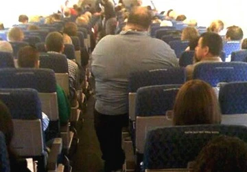 Người béo phải trả thêm tiền khi đi máy bay ảnh 1