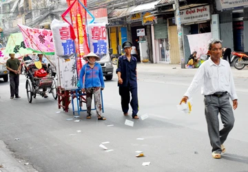 Vàng mã được rải khắp đường ảnh 1