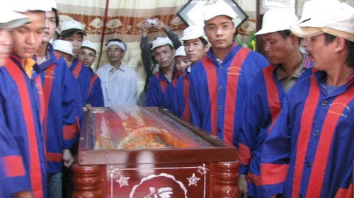 Tiễn đưa mẹ Thứ về với đất trời ảnh 9