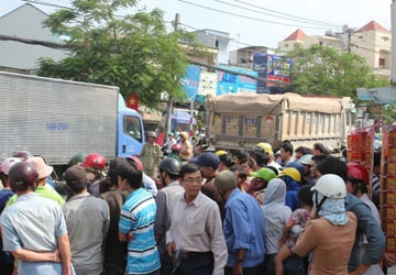 Xe ôm đụng xe ben do né xích lô ảnh 1