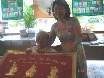 Bà Quách Thu Nguyệt, Giám đốc NXB Trẻ trong lễ chúc mừng nhà văn Sơn Nam thượng thọ 80 tuổi - Ảnh N.Tý