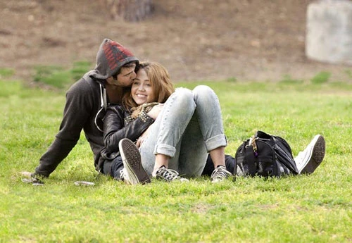 Miley Cyrus thừa nhận đang hẹn hò ảnh 2
