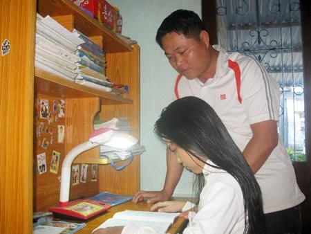 Nhặt được gần 1 tỉ đồng trả lại cho người đánh rơi ảnh 1