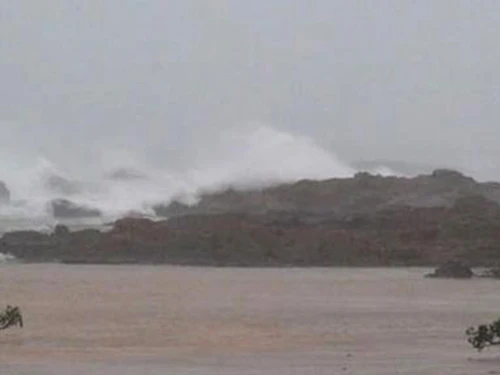 Một hòn đảo trên vịnh Hạ Long bị sạt lở ảnh 1