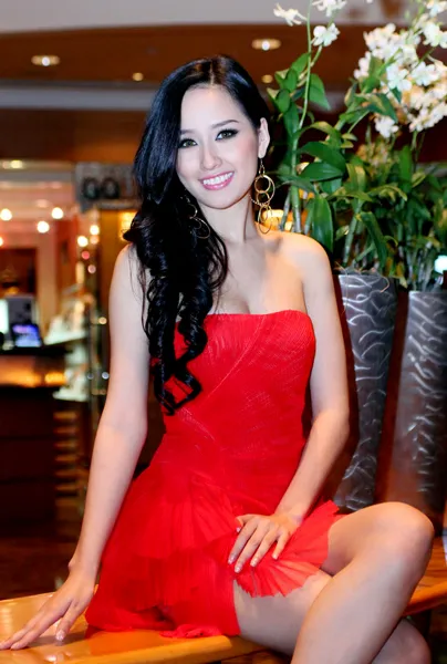 Mai Phương Thúy nổi bật trong đêm tiệc ảnh 4