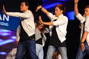 Mỹ Tâm "thay đồ" ngay trên sân khấu ảnh 2