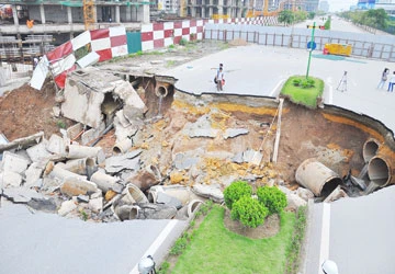 Sụp đường Lê Văn Lương: "Thầy đổ bóng..." ảnh 1