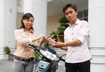 Trao xe máy cho con trai chị Nhân ảnh 1