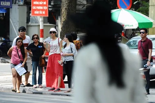 Đào Anh Khánh nhích từng cm quanh hồ Gươm ảnh 13 Đào Anh Khánh nhích từng cm quanh hồ Gươm ảnh 13