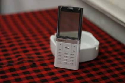 Điện thoại "độc" màn hình màu trong suốt ở Việt Nam ảnh 6