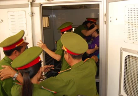 Trực tiếp phiên xử vụ án nhà báo Hoàng Hùng- phần 1: Bà Liễu bị chồng đánh trước khi đốt chồng? ảnh 20