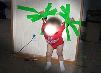 Bé trai gần 2 tuổi bị mẹ và người tình dán vào tường ảnh 1