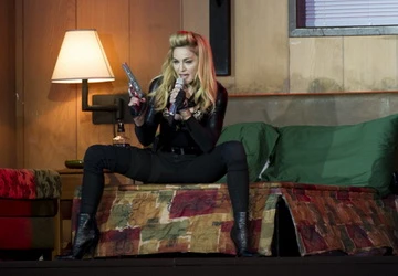 Madonna “biện hộ” cho chuyện mang súng lên sân khấu ảnh 2 Madonna “biện hộ” cho chuyện mang súng lên sân khấu ảnh 2