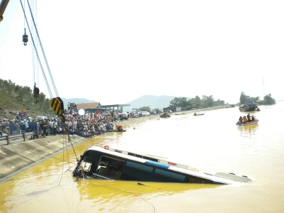 Tường thuật trực tiếp: Trục vớt chiếc xe khách bị lũ cuốn trôi - Phần 2 ảnh 36 Tường thuật trực tiếp: Trục vớt chiếc xe khách bị lũ cuốn trôi - Phần 2 ảnh 36