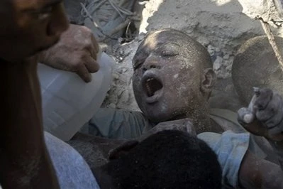 Các đội cứu hộ vẫn đang khẩn trương tìm kiếm cứu nạn. Ảnh AP.