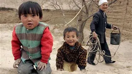 Những ngôi làng chỉ toàn trẻ em và người già ảnh 1