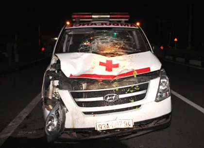 Xe cấp cứu tông chết hai công nhân ảnh 1 Xe cấp cứu tông chết hai công nhân ảnh 1