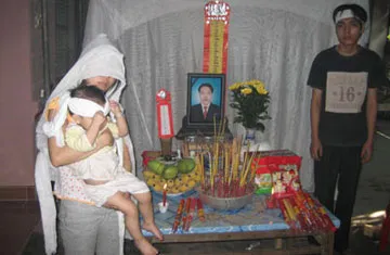 ... Để lại vợ và con thơ. ... Để lại vợ và con thơ.