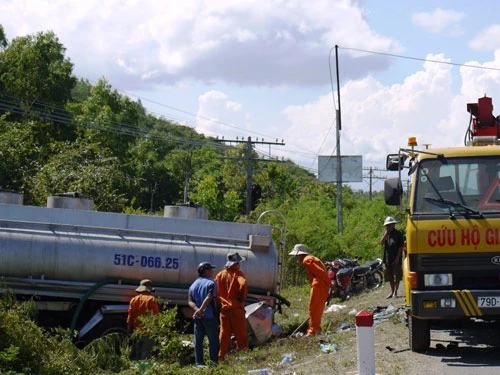 Khánh Hòa: Xe khách tông xe bồn, 1 người chết, 5 bị thương ảnh 2