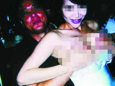 Bị đình chỉ chức vụ vì... sờ ngực gái chuyển giới ảnh 1