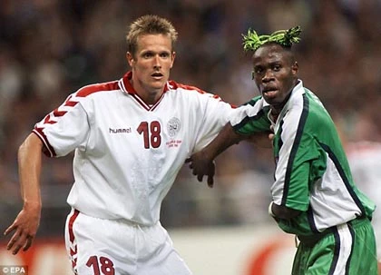 Taribo West bị tố cáo ăn gian… 12 tuổi ảnh 1