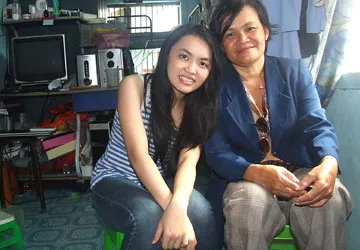 Mẹ chạy xe ôm nuôi con đại học! ảnh 1 Mẹ chạy xe ôm nuôi con đại học! ảnh 1