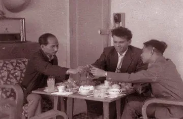 Nguyễn Tuân (trái) và Nguyễn Huy Tưởng (phải) tiếp khách quốc tế Nguyễn Tuân (trái) và Nguyễn Huy Tưởng (phải) tiếp khách quốc tế