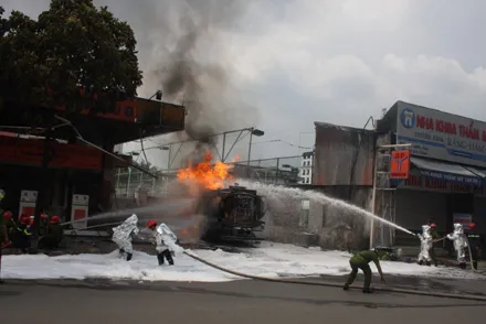 Vụ cháy kinh hoàng tại cây xăng: Ngọn lửa vẫn chưa tắt hẳn ảnh 4 Vụ cháy kinh hoàng tại cây xăng: Ngọn lửa vẫn chưa tắt hẳn ảnh 4