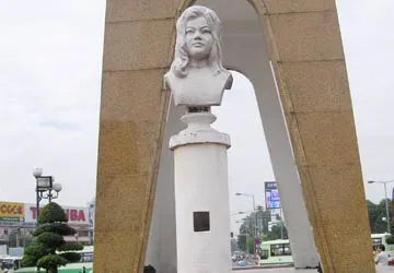 Dựng tượng Quách Thị Trang trước mũi súng cảnh sát ảnh 1