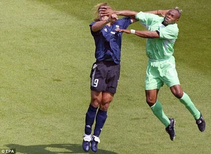 Taribo West bị tố cáo ăn gian… 12 tuổi ảnh 5