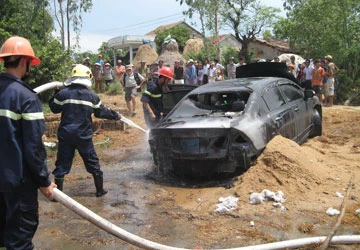 Xe chở rác đột ngột cháy trên đường ảnh 1