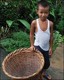 Trẻ em trong làng được dạy thu lượm rác từ bé. Trẻ em trong làng được dạy thu lượm rác từ bé.