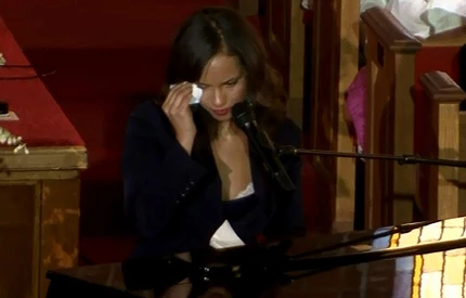 Whitney Houston được tiễn biệt bằng âm nhạc ảnh 3