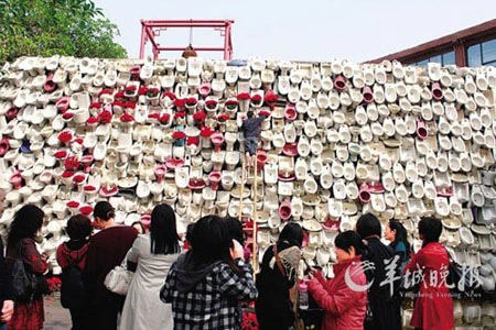 Giáo sư cầu hôn bằng hoa hồng cắm... bồn cầu ảnh 2