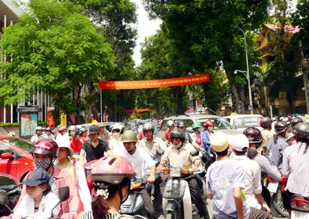 Ngã tư Chu Văn An - Lê Hồng Phong, nơi dẫn đến khu vực lăng Bác. Ngã tư Chu Văn An - Lê Hồng Phong, nơi dẫn đến khu vực lăng Bác.