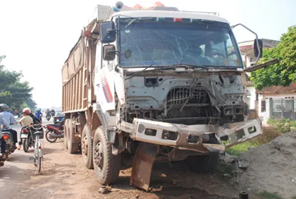 Gài mìn nổ tung đầu xe tải ảnh 1