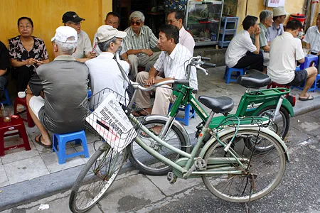 “Cà phê các cụ” trên hè phố cổ ảnh 3