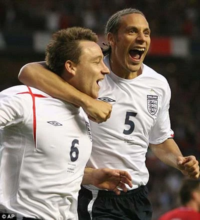 Rio Ferdinand: Đừng tước băng đội trưởng của tôi ảnh 1
