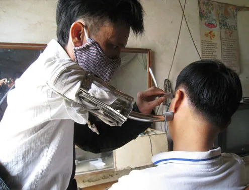 Người thợ cắt tóc một tay ảnh 1