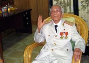 Bộ trưởng Quốc phòng chúc Tết đại tướng Võ Nguyên Giáp ảnh 1