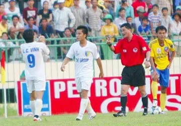 Lạy trọng tài, Công Vinh có thể sẽ bị phạt nặng ảnh 1 Lạy trọng tài, Công Vinh có thể sẽ bị phạt nặng ảnh 1