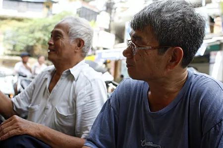 “Cà phê các cụ” trên hè phố cổ ảnh 9