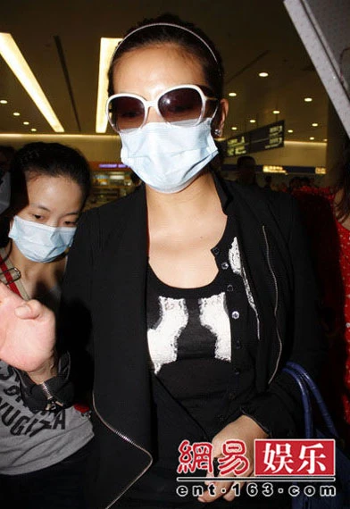 Triệu Vy bị 'bao vây' ở sân bay ảnh 2