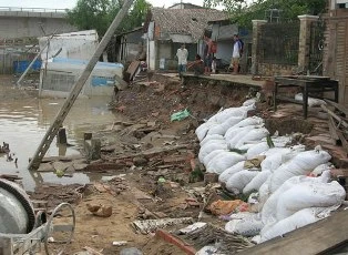 Sạt lở bờ sông, 3 căn nhà bị cuốn trôi ảnh 1