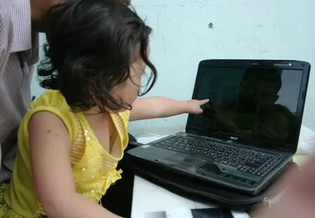 Hình ảnh mới nhất của bé gái 3 tuổi bị tắm kiểu “bạo hành” ảnh 3