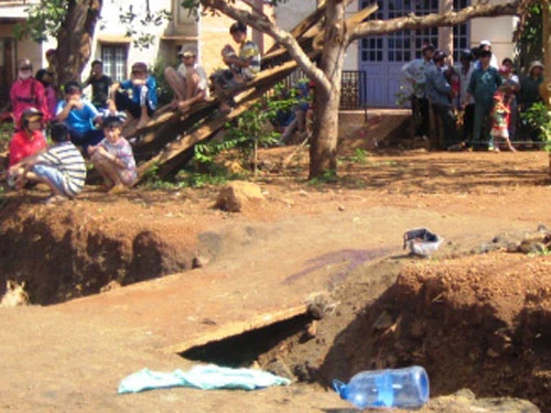 Bắt khẩn cấp gã chồng chém chết vợ ảnh 1