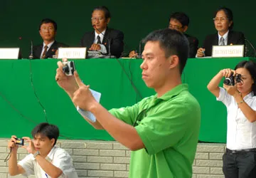 Cản trở nhà báo tác nghiệp bị phạt tới 30 triệu đồng ảnh 1 Cản trở nhà báo tác nghiệp bị phạt tới 30 triệu đồng ảnh 1