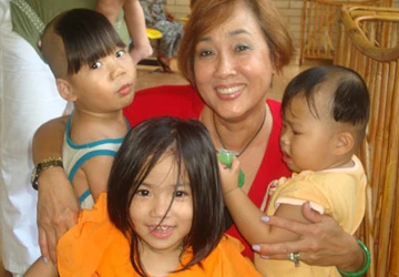 Nghệ sĩ Hà Mỹ Xuân về nước làm từ thiện ảnh 1